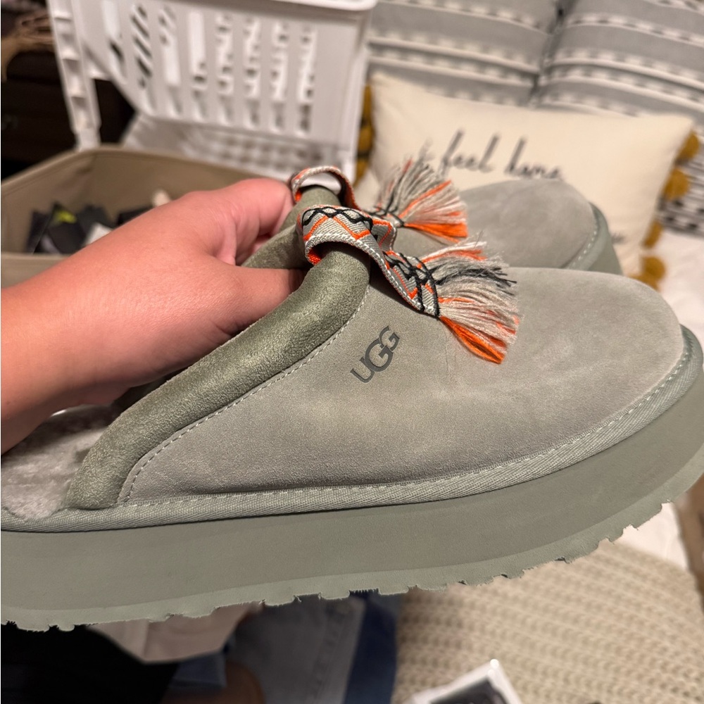 Ugg Light Gray Slippers Tazzle - image 3